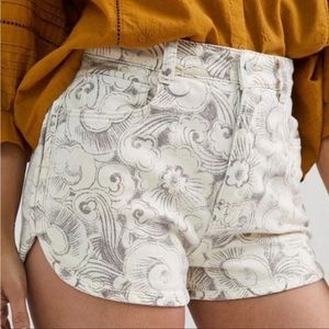 Anthropologie Pilcro Dolphin Ultra High-Rise Denim
Shorts Floral Cream - 28